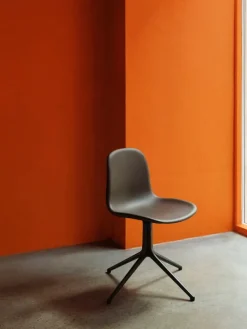 Normann Copenhagen Form Swivel 4L stol, svart - Main Line Flax 20