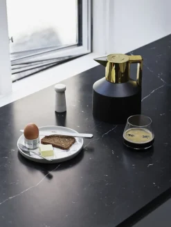 Normann Copenhagen Geo termoskanna, svart - guld