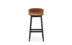 Normann Copenhagen Hyg barstol, 75 cm, svart ek - brandy läder Ultra
