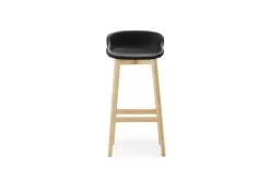 Normann Copenhagen Hyg barstol 75 cm, ek - svart läder Ultra