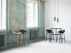 Normann Copenhagen Hyg barstol, 65 cm, svart - brandyfärgat Ultra-läder