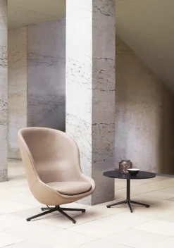 Normann Copenhagen Hyg loungefåtölj, hög, svängbar och lutbar, svart - konjakfärgat