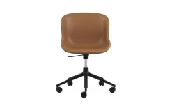 Normann Copenhagen Hyg stol med 5 hjul, svängbar, svart - brandy läder Ultra