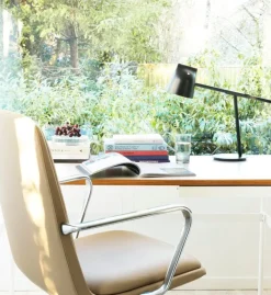 Normann Copenhagen Off stol med 5 hjul, armstöd, aluminium - svart läder Ultra