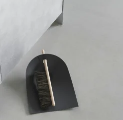 Normann Copenhagen Sopskyffel och kvast, svart