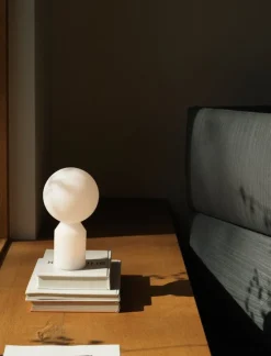 Normann Copenhagen Yo bärbar bordslampa, liten, vit