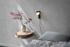 Northern Balancer minivägglampa/minibordslampa, körsbärsröd