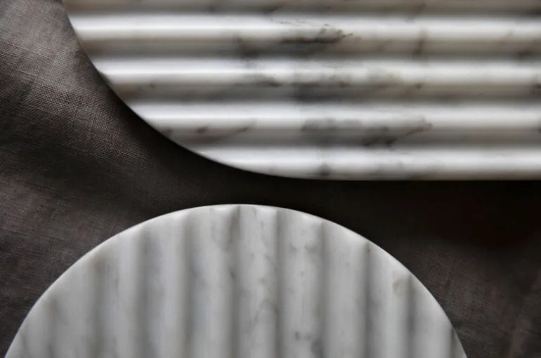 Northern Podium bräde, 40 cm, blandad vit marmor