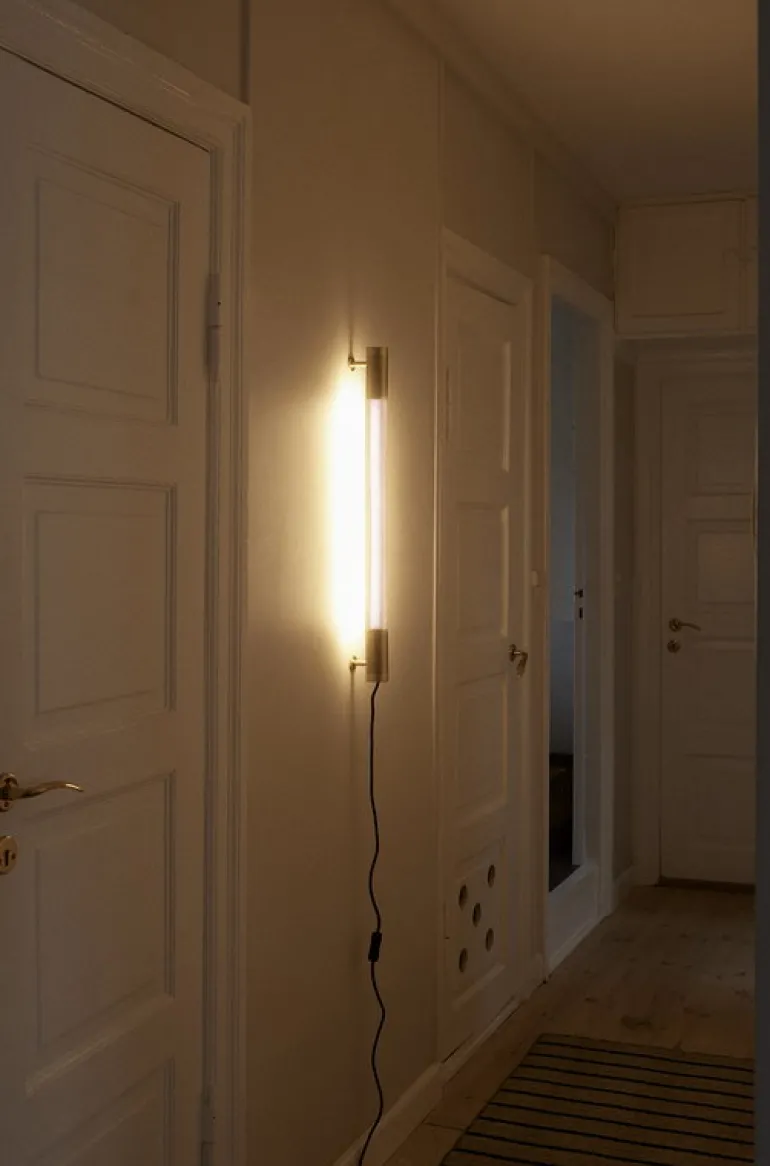 NUAD Radent vägglampa 70 cm, mässing