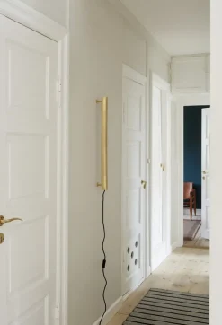 NUAD Radent vägglampa 70 cm, mässing