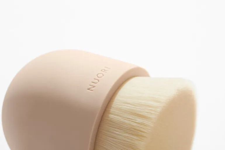 Nuori Caressing ansiktsborste, rosenröd