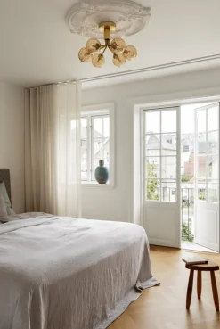 Nuura Apiales 6 taklampa, brushed brass - optic gold