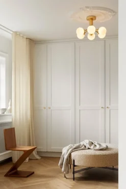 Nuura Apiales 6 taklampa, brushed brass - opal white