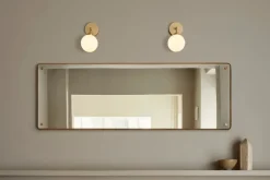 Nuura Apiales vägglampa, borstad mässing - opalvit