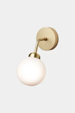 Nuura Apiales vägglampa, borstad mässing - opalvit