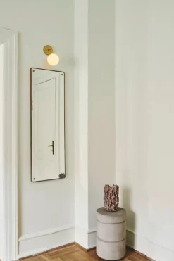 Nuura Apiales vägglampa, borstad mässing - opalvit