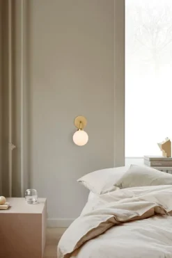 Nuura Apiales vägglampa, borstad mässing - opalvit