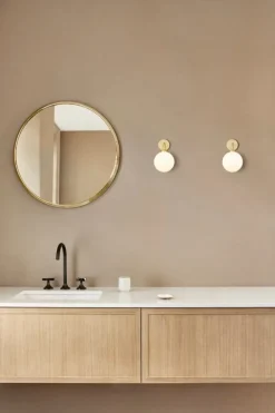 Nuura Apiales vägglampa, fast installation, borstad mässing - opalvit