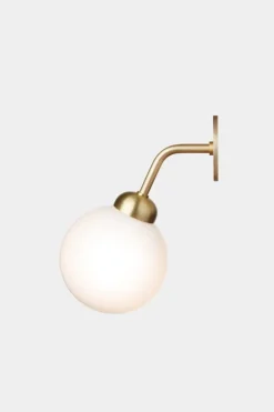 Nuura Apiales vägglampa, fast installation, borstad mässing - opalvit