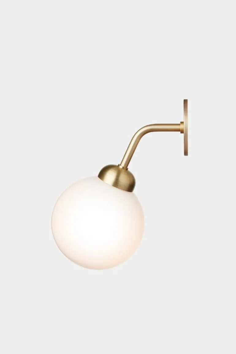 Nuura Apiales vägglampa, fast installation, borstad mässing - opalvit