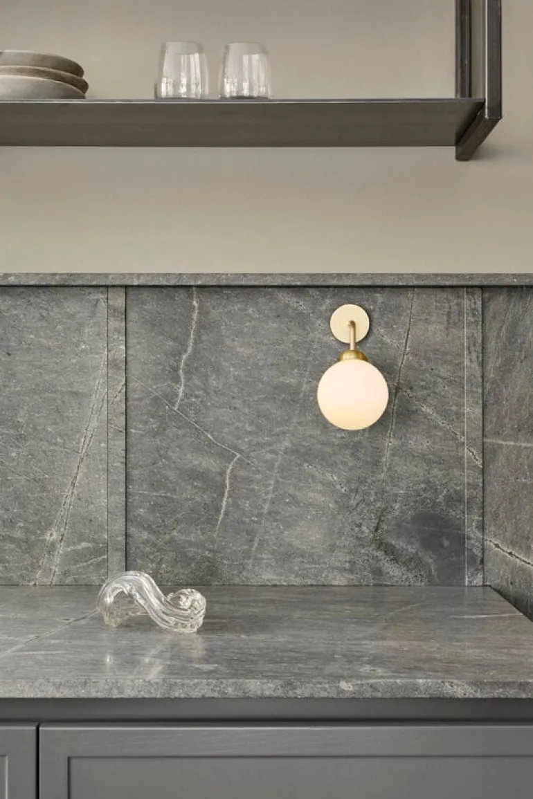 Nuura Apiales vägglampa, fast installation, borstad mässing - opalvit