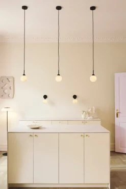 Nuura Apiales vägglampa, satinsvart - opalvit