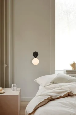 Nuura Apiales vägglampa, satinsvart - opalvit