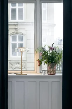 Nuura Blossi bordslampa, Nordic gold - klar