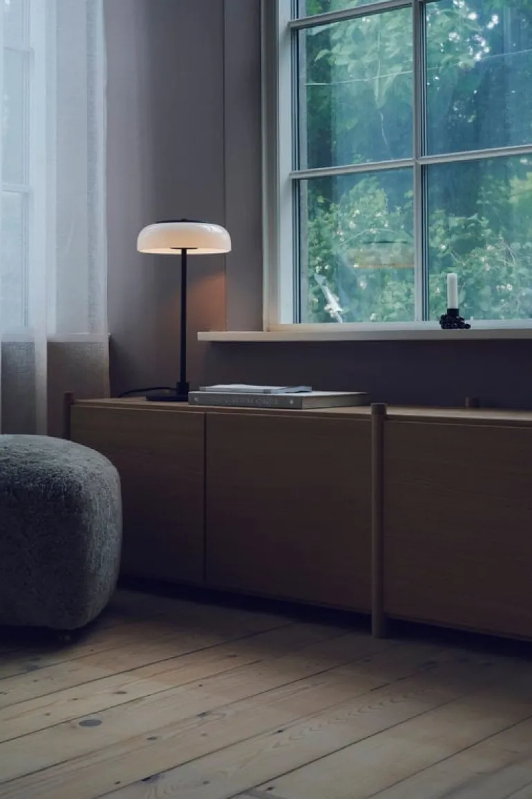 Nuura Blossi bordslampa, satinsvart - opal