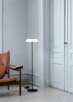 Nuura Blossi golvlampa, 29 cm, satin black - opal white