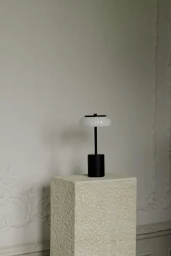 Nuura Blossi Mini bärbar bordslampa, svart - opal