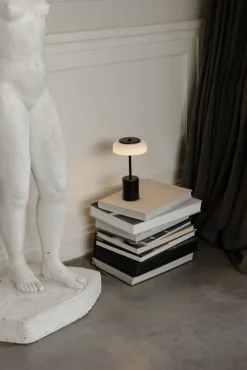 Nuura Blossi Mini bärbar bordslampa, svart - opal