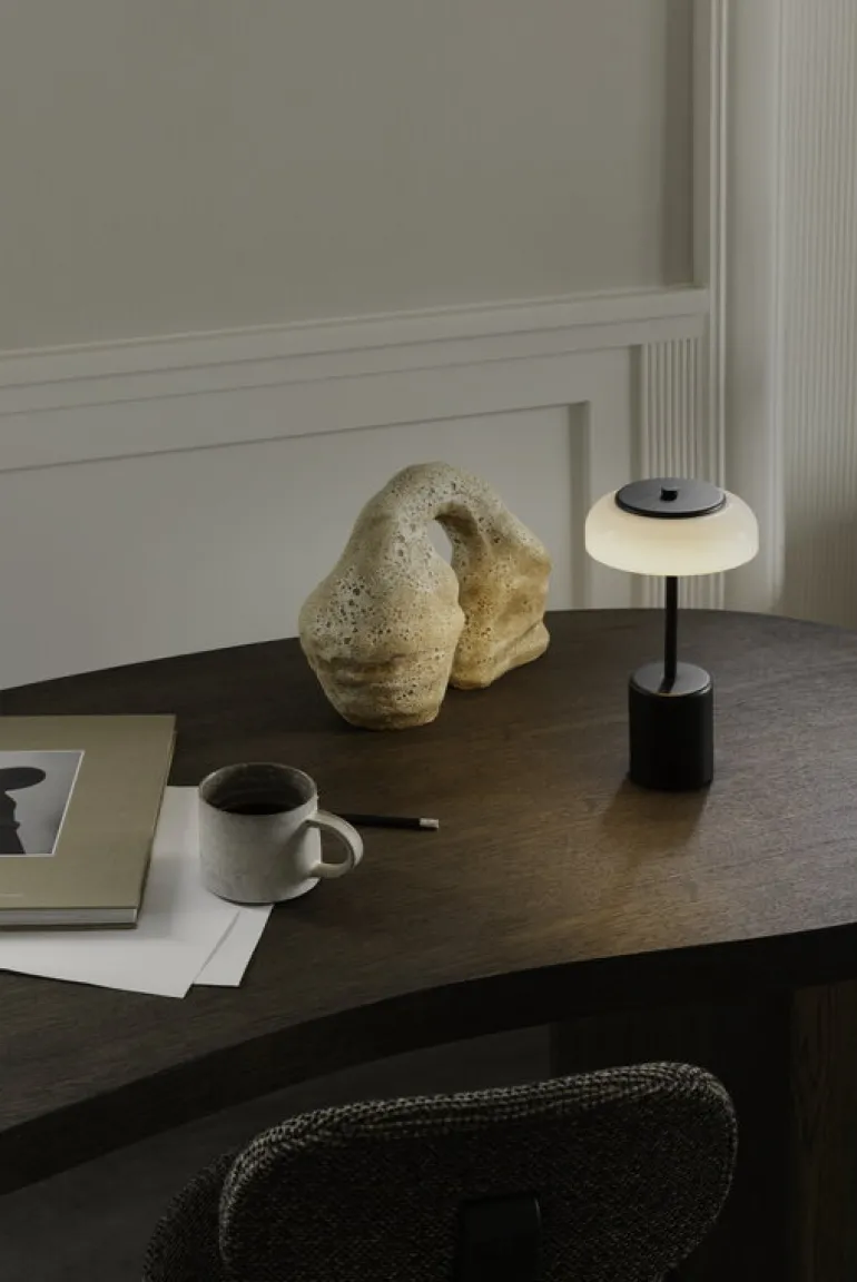 Nuura Blossi Mini bärbar bordslampa, svart - opal