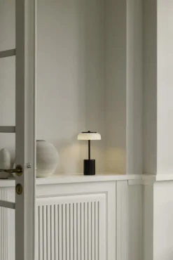 Nuura Blossi Mini bärbar bordslampa, svart - opal