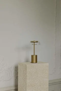 Nuura Blossi Mini bärbar bordslampa, nordisk guld - klar