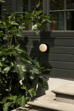 Nuura Liila 1 Outdoor vägg-/taklampa, svart - opalvit