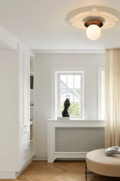 Nuura Liila 1 vägg-/taklampa, stor, mörk brons - opalvit