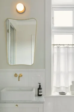 Nuura Liila 1 vägg-/taklampa, liten, nordisk guld - opal