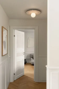 Nuura Liila Muuse vägg-/taklampa, medium, vit - opal