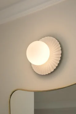 Nuura Liila Muuse vägg-/taklampa, liten, vit - opal