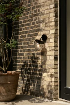 Nuura Liila Outdoor vägglampa, svart - optic clear