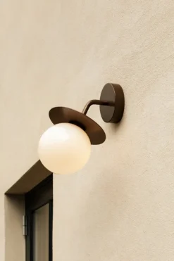 Nuura Liila Outdoor vägglampa, mörk brons - opalvit