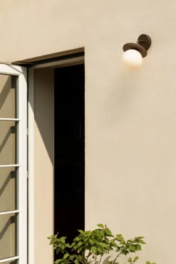 Nuura Liila Outdoor vägglampa, mörk brons - opalvit