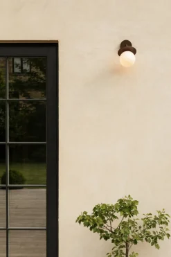 Nuura Liila Outdoor vägglampa, mörk brons - opalvit