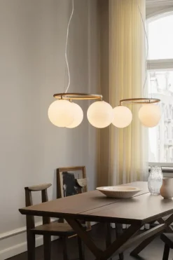 Nuura Miira 3 Circular pendellampa, mässing - opalvit