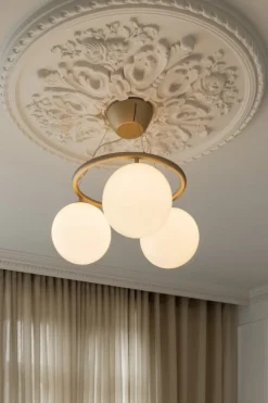 Nuura Miira 3 Circular pendellampa, mässing - opalvit