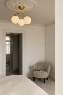 Nuura Miira 3 Circular pendellampa, mässing - opalvit