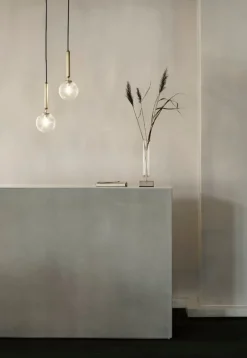 Nuura Miira 1 pendellampa, mässing - ofärgad