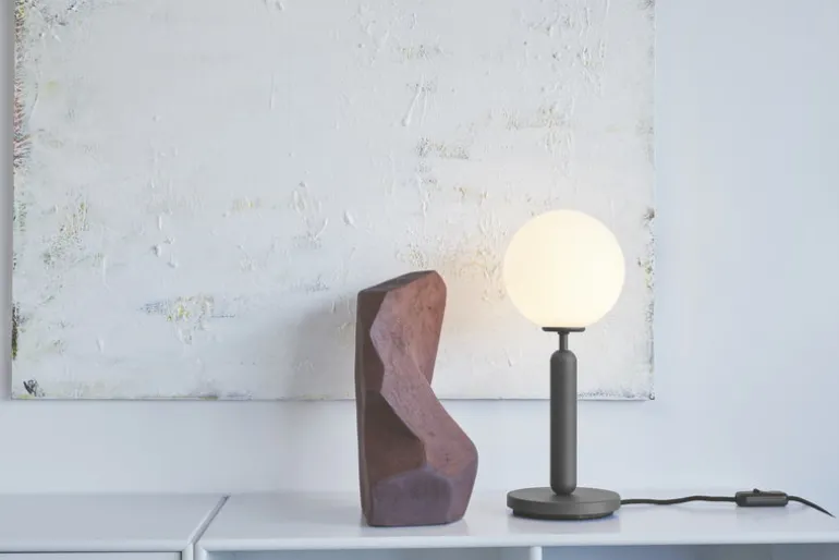 Nuura Miira bordslampa, klippgrå - opal