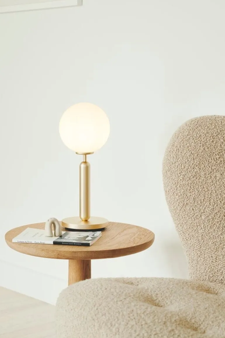 Nuura Miira bordslampa, mässing - opalvit